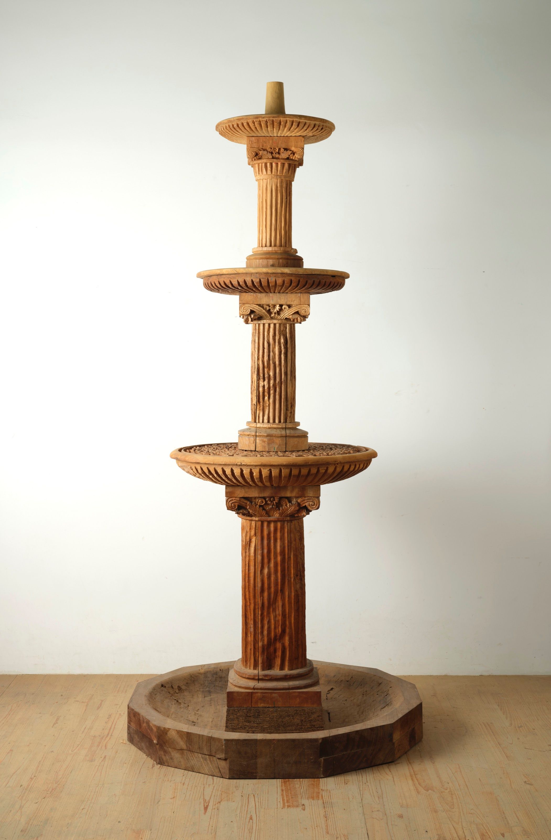 Overall view of the Fountain sculpture.