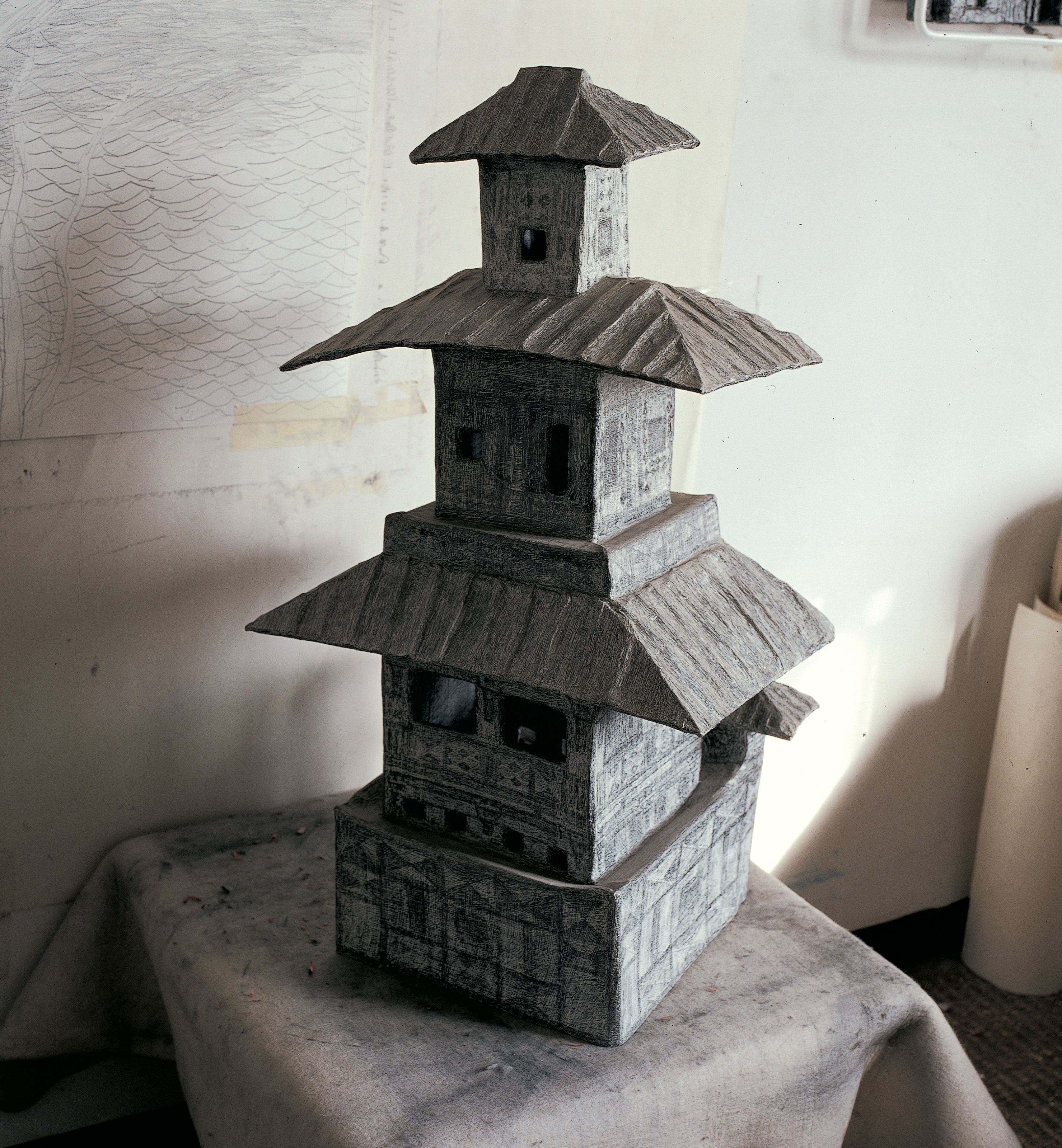 Overall view of the Inn sculpture.