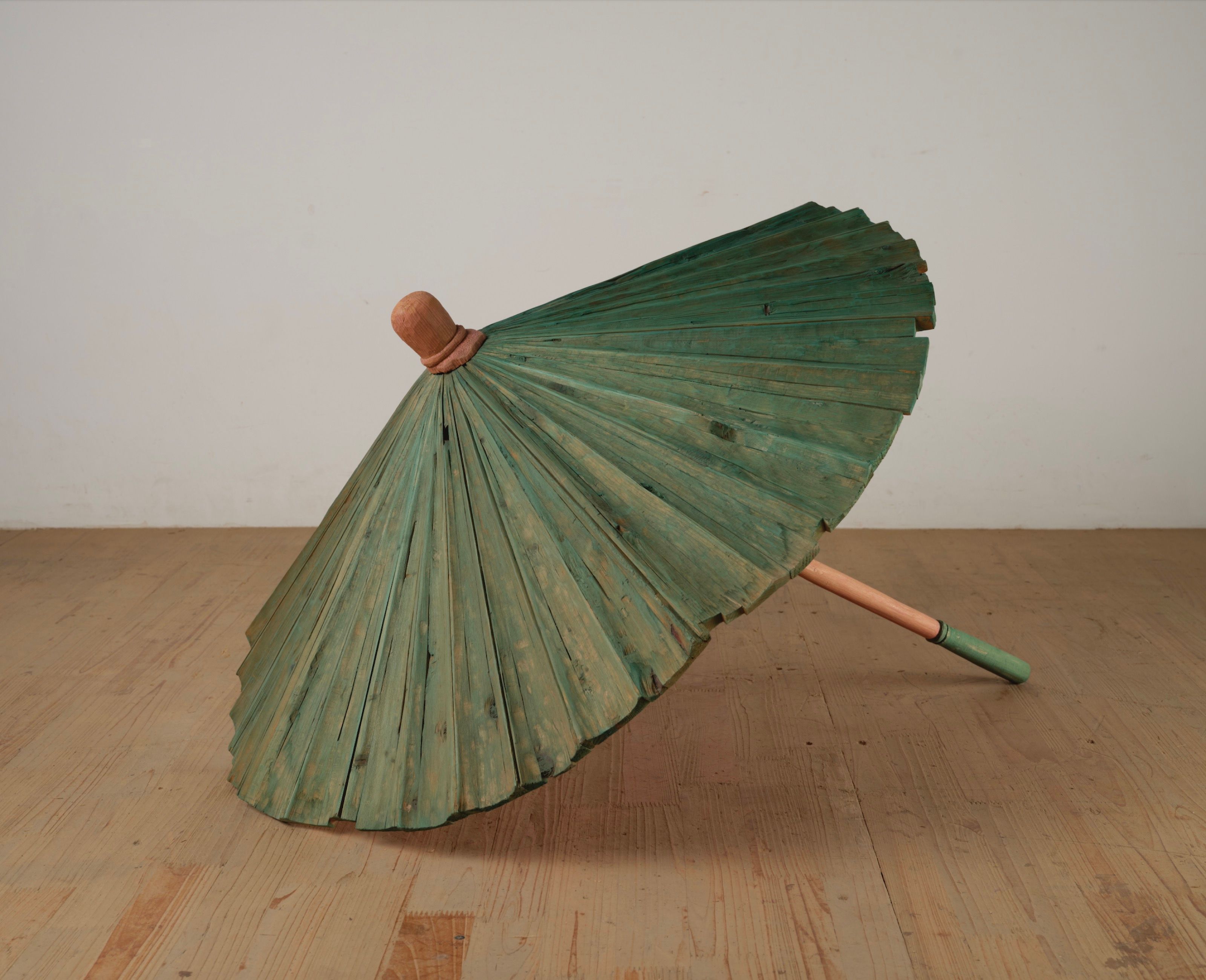 Overall view of the Parasol sculpture.