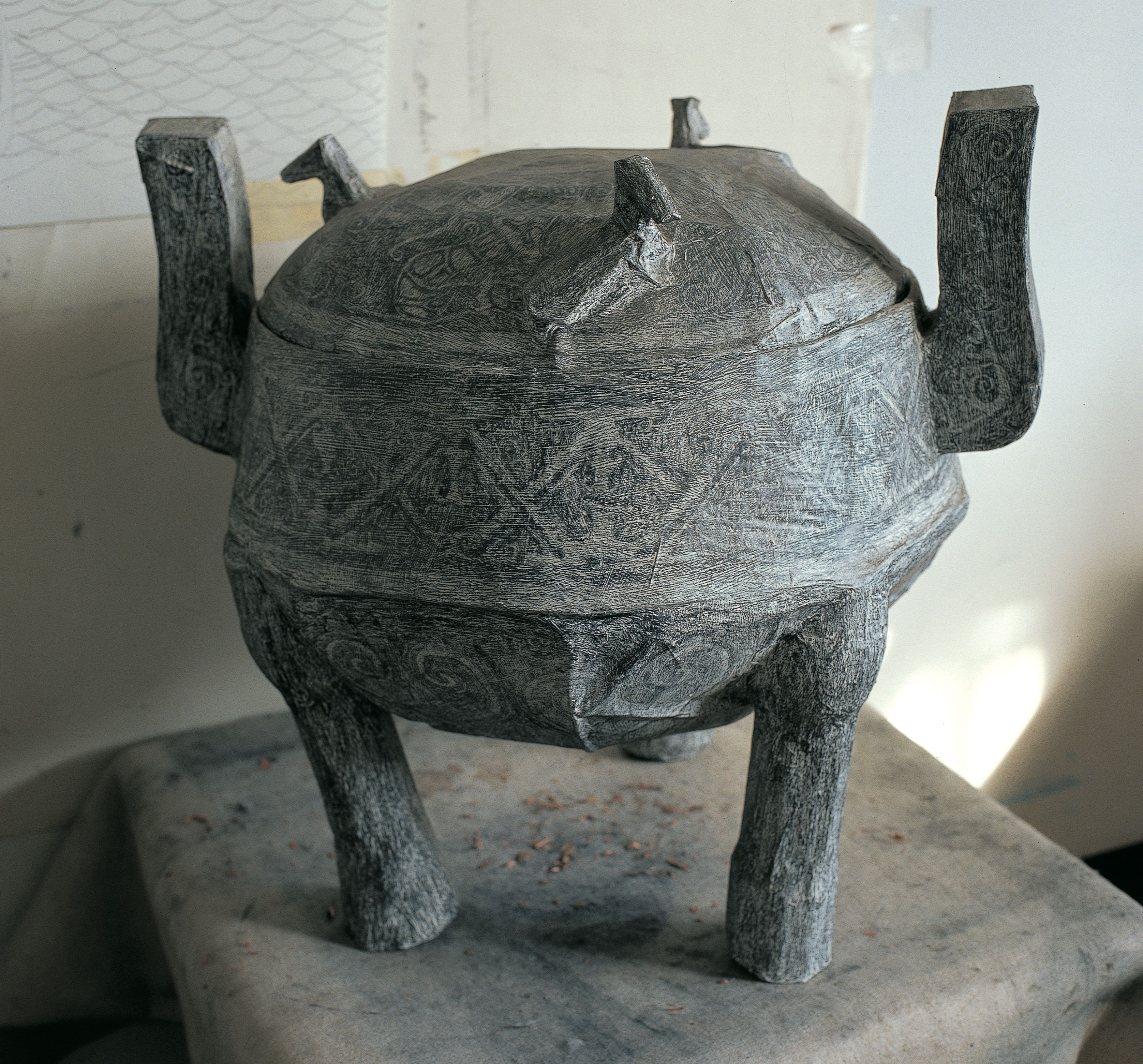 Overall view of the Pot sculpture.