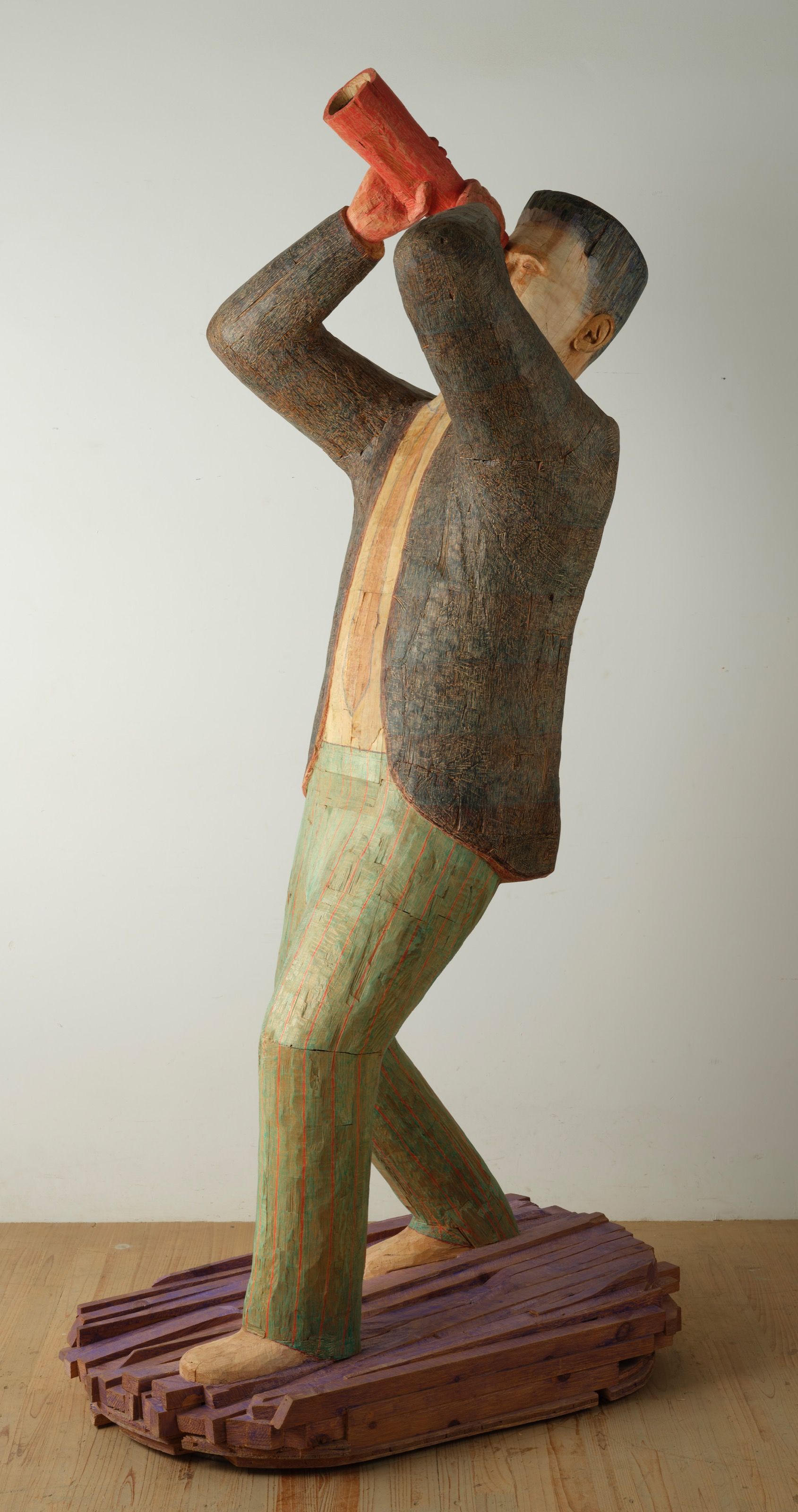 Overall view of the Willy sculpture.